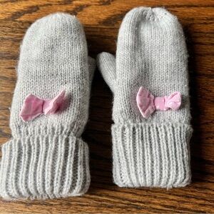 🍭6/$30 H&M Gray and pink bow fleece lined girl’s mittens - 1-2 years